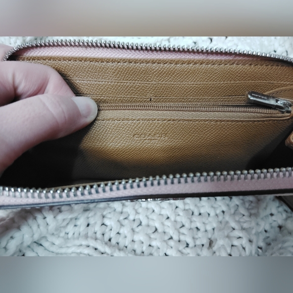 PRICE DROP! Coach Pink Heart Pattern Women's Wallet (NWOT) - Picture 5 of 5